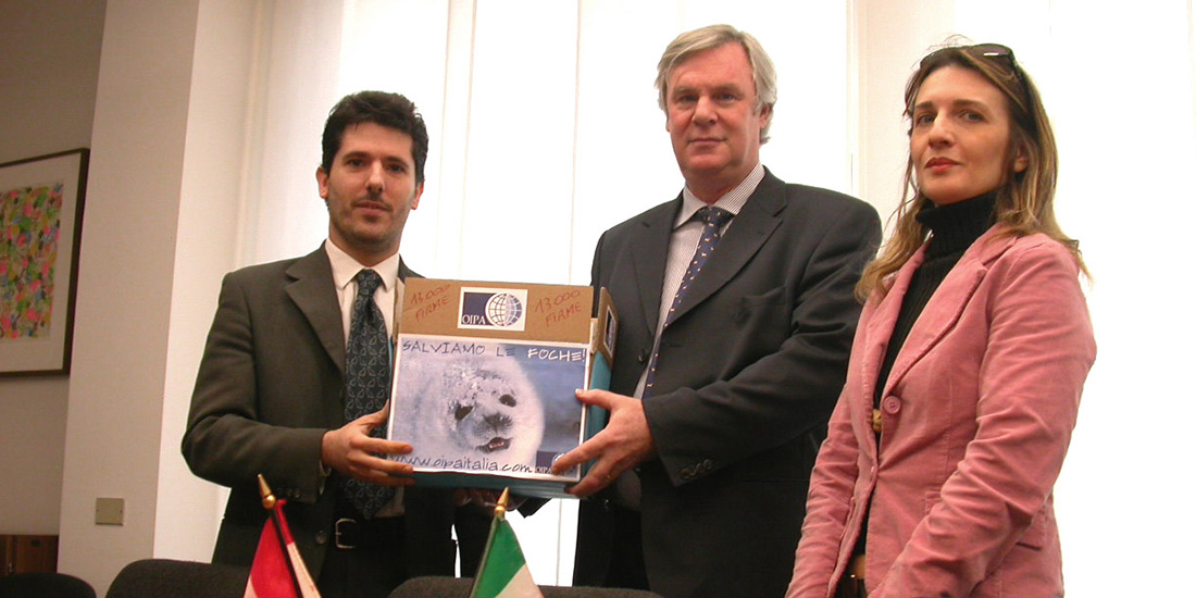 CONSIGNED OVER 13.000 SIGNATURES AGAINST THE SEAL SLAUGHTER