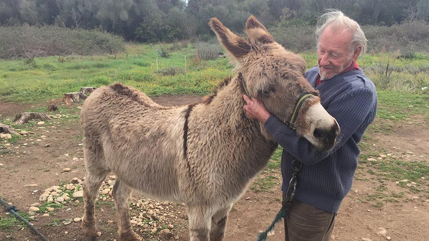 A MAN IN DIFFICULTY AND HIS INSEPARABLE COMPANION ANIMALS, OIPA CORSICA VOLUNTEERS LEND A HELPING HAND