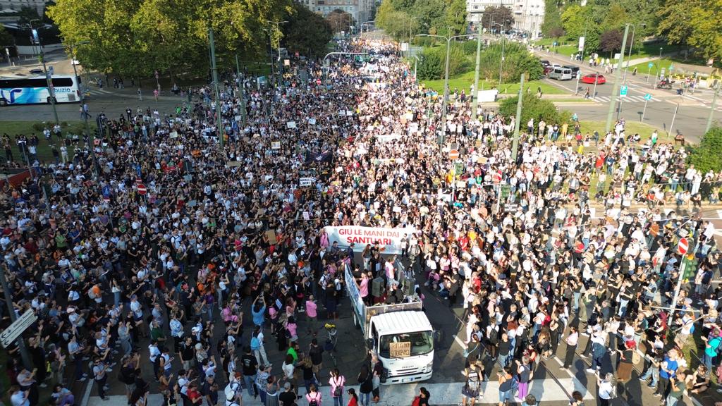 OVER 10,000 ITALIAN ACTIVISTS GATHERED TOGETHER FOR PIGS KILLED IN A SANCTUARY